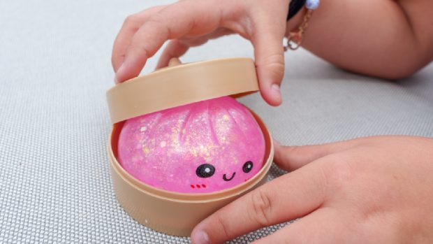 Avertisment privind jucăriile squishy contrafăcute: riscuri toxice ascunse pentru sănătatea copiilor