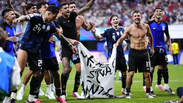 Doi jucători argentinieni au desfășurat un banner cu un mesaj politic după meciul câștigat în fața Angliei în semifinalele Campionatului Mondial de Fotbal