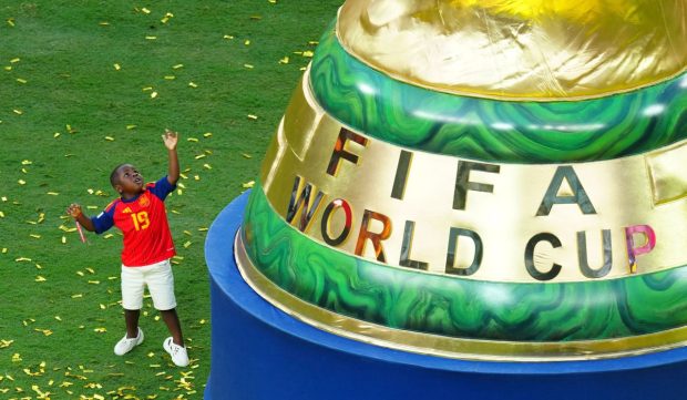 Ce a încercat fratele mai mic al lui Lamine Yamal să-i facă trofeului de la Campionatul Mondial de fotbal din 2026