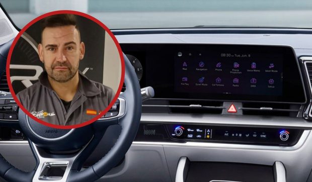 Costul uriaș al reparării ecranului panoramic de la bordul unui SUV Kia, explicat de cel mai bun mecanic din Spania