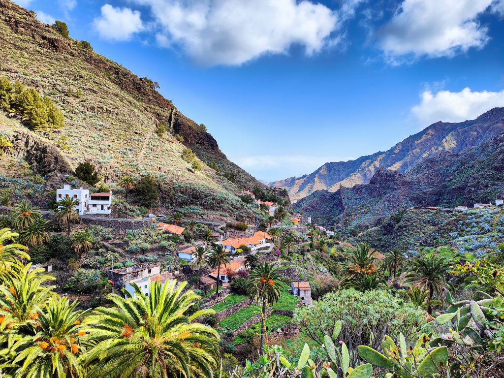 Descoperă cele mai căutate destinații europene cu climă temperată pentru o vacanță perfectă fără caniculă! 3 la gomera insulele canare shutterstock2566233927