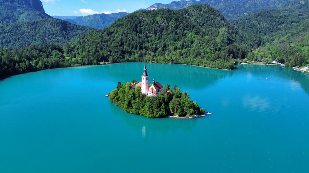 Descoperă cele mai căutate destinații europene cu climă temperată pentru o vacanță perfectă fără caniculă! 4 lac bled slovenia