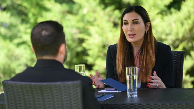 Laura Loomer, o voce influentă în MAGA și apropiată de Trump, spune că îi este „rușine” că a făcut propagandă pentru Rusia și îl critică pe Putin că atacă biserici