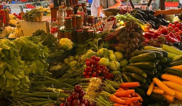 Un legumicultor din Olt cultivă o plantă rară special pentru sibieni. Cât costă o legătură