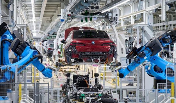 Costurile pentru revizia auto s-au dublat în ultimul deceniu: cât plătesc acum proprietarii de Logan, Corolla și BMW Seria 5