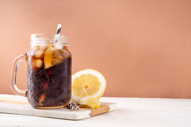 Limonada cu cărbune activ, noua tendință răcoritoare a verii: rețetă și avantaje pentru sănătate
