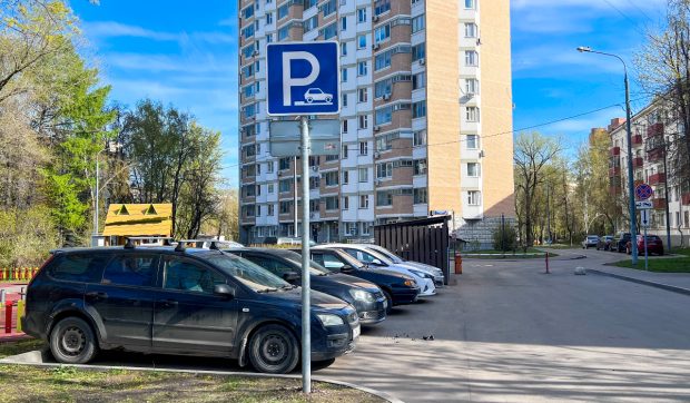 O șoferiță și-a mărit singură locul de parcare cu 81 de centimetri, vecinii au dat-o în judecată și au pierdut, în Spania