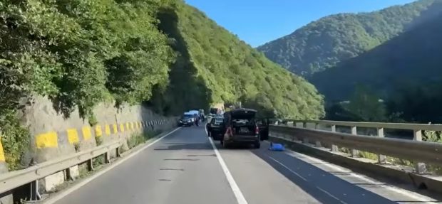 Reacția CNAIR, după accidentul mortal provocat de o bucată de stâncă pe Valea Oltului: „Ca să punem plase, ar trebui să defrișăm pădurea”