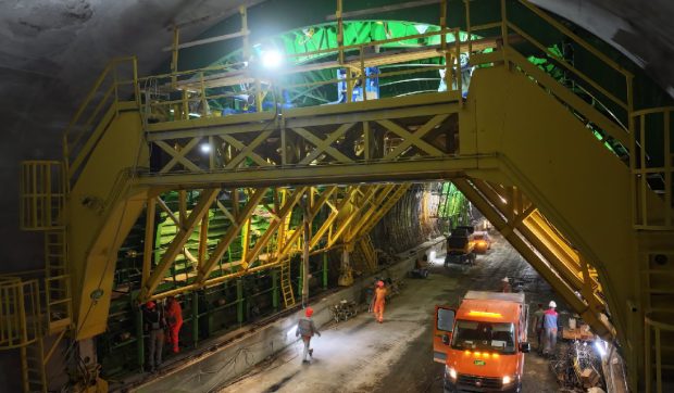 Progres semnificativ pe lotul cu tuneluri A1 Margina – Holdea: uzină proprie de grinzi și stație de asfalt în lucru