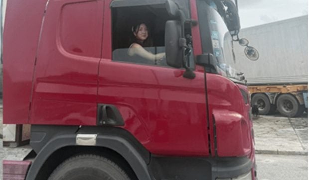 O tânără a renunțat la afacerea cu haine și s-a făcut șoferiță de TIR, în Hong Kong: câștigă 29.000 de dolari pe lună