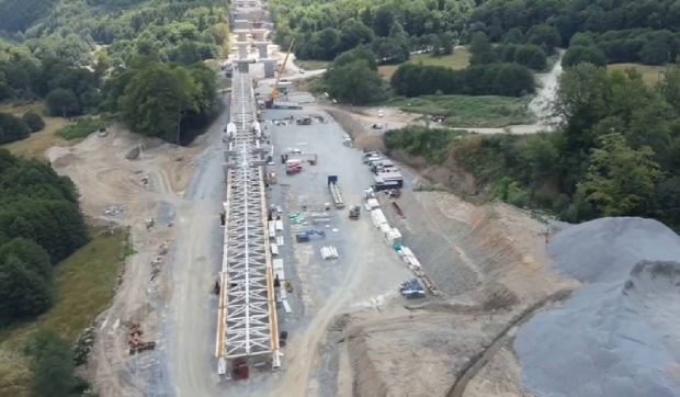 Secțiunea 3 din Autostrada Sibiu-Pitești are nevoie de noi autorizații de construire. CNAIR: „Fiecare zi de întârziere în birouri este o zi pierdută în munte”