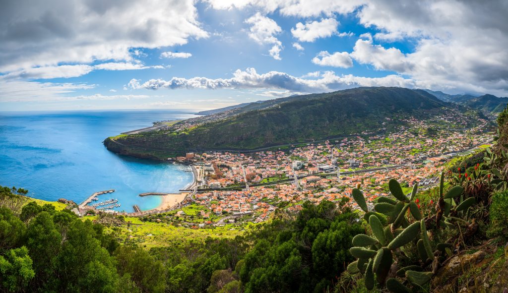Descoperă cele mai căutate destinații europene cu climă temperată pentru o vacanță perfectă fără caniculă! 12 machico madeira shutterstock2603876559