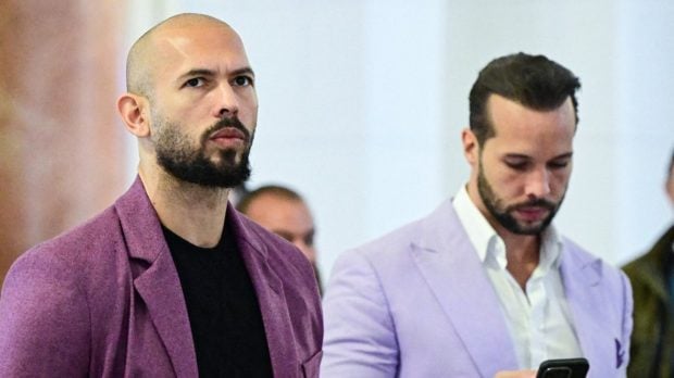 Marea Britanie îi pune oficial sub acuzare pe frații Tate pentru noi fapte de viol și pornografie infantilă. Justiția din România i-a lăsat liberi