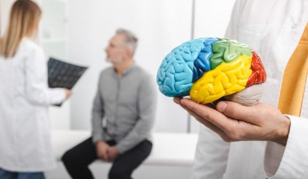 „Medicii mi-au spus că își pierd timpul cu mine. Am plecat în Germania să aflu ce am”. Mărturisirile a două femei cu boli neurologice severe