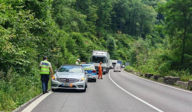 Un Mercedes cu numere de Anglia a blocat DN7 după ce a fost lăsat pe șosea. Cât l-a costat pe șofer „parcarea” pe Valea Oltului și ce explicație a dat polițiștilor