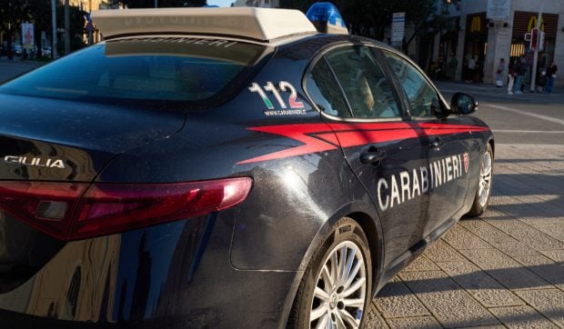 Un român a sechestrat un cuplu în Italia în timpul unei întâlniri intime în trei. Polițiștii l-au săltat după 3 ore de coșmar