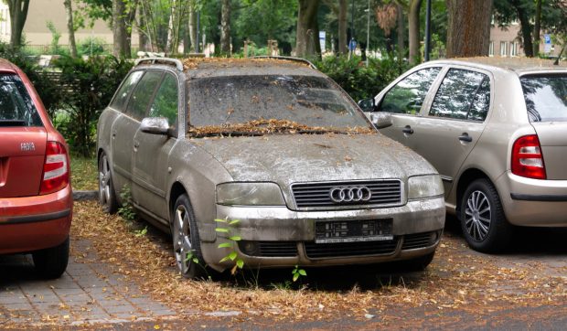 Alba Iulia impune amenzi până la 5.000 lei pentru autovehiculele murdare parcate pe domeniul public