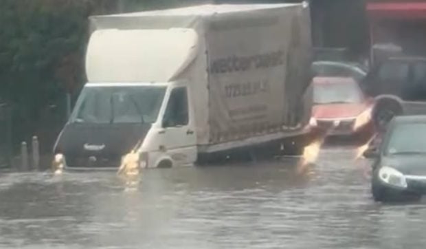 DN1 este inundat și blocat pe sensul Ploiești – Brașov pe două tronsoane, din cauza ploilor torențiale