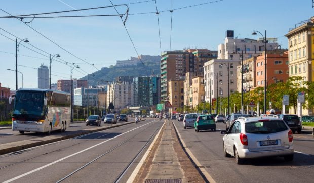 Italia: mii de șoferi folosesc plăcuțe poloneze pentru asigurări auto mai ieftine, Varșovia intervine