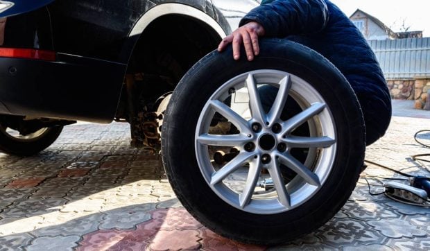 Cum a rămas Liana fără o roată pe autostrada spre Sibiu: „Ce naiba se aude?” Greșeala pe care o fac 90% dintre vulcanizări