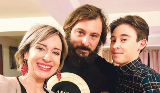 Luca Dăscălescu, fiul Medeei Marinescu, urmează o carieră în muzică, susținut de părinți într-un mediu artistic autentic