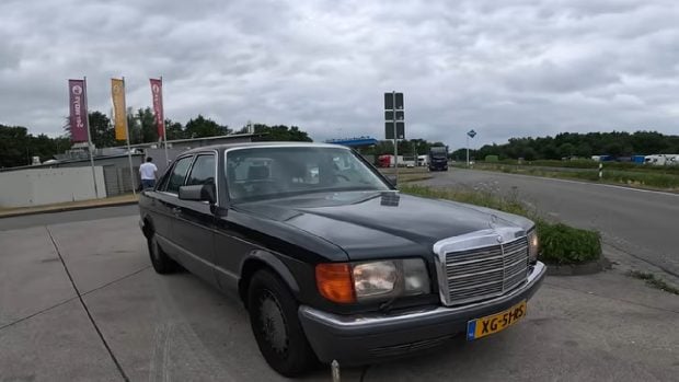 Un Mercedes-Benz 560 SE din 1988 demonstrează viteze surprinzătoare pe Autobahn, la peste 38 de ani de la lansare