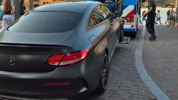Un Mercedes C63 AMG de 140.000 de euro a fost confiscat de poliție după ce șoferul a încălcat de trei ori legea în 30 de secunde, în centrul Amsterdamului