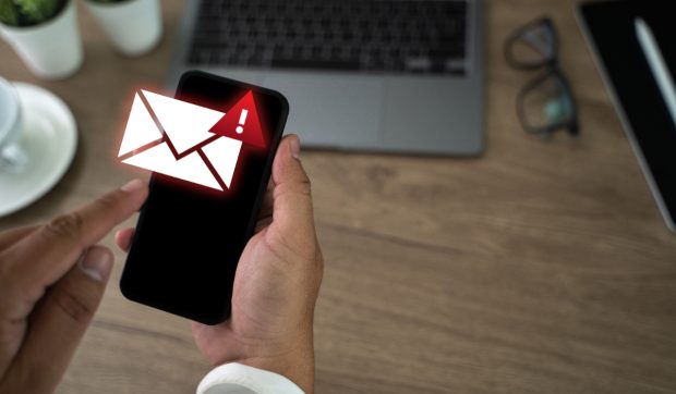 Atenție la SMS-urile cu taxe de parcare false: noua fraudă folosește frica de penalități ca să-ți fure datele