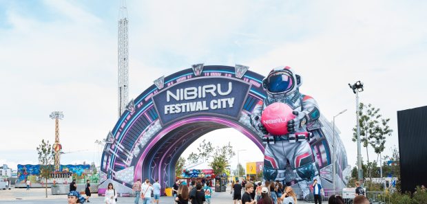 BEACH, PLEASE! 2026 continuă în forță: Ziua 1 a adus show-uri spectaculoase și o energie care a ținut festivalul viu până târziu în noapte