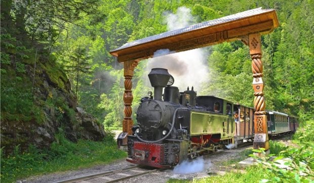 Maramureșul, regele turismului tradițional în vara 2026: peste 20.000 de turiști români și străini aleg pensiunile rurale și Mocănița