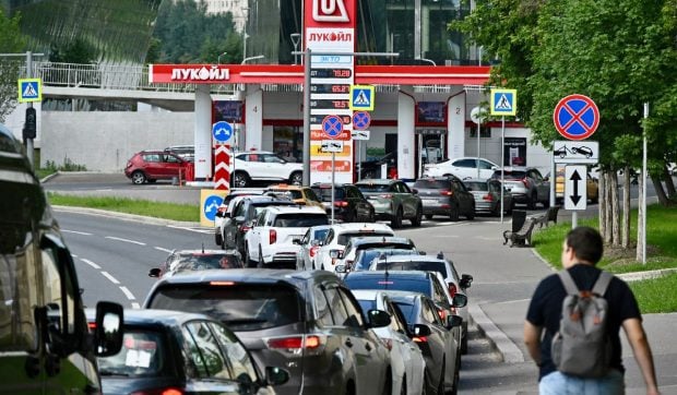 Rușii de rând sunt furioși că nu mai e benzină în țară: „Chiar vreau să-l apuc pe Putin de revere și să-i spun: «Uite ce naiba ai făcut!»”