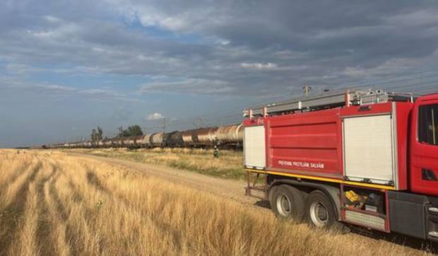 Curge motorină dintr-un tren de marfă cu 37 de vagoane, lângă halta Rădoiești, Teleorman. Populaţia, evacuată pe o rază de 300 de metri