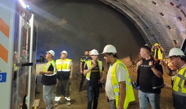 Bucăți de rocă din tavanul unui tunel de pe A1 au căzut peste doi muncitori străini, în Sibiu, la Boița