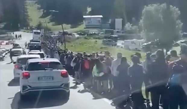 Sute de turiști au stat la coadă ore în șir pentru a-și face un selfie cu peisajul din Munții Dolomiți: „Un record de vizitatori” | VIDEO