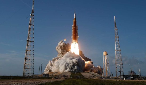 NASA accelerează asamblarea rachetei SLS pentru Artemis 3: tot ce trebuie să știi despre misiunea care se lansează anul viitor