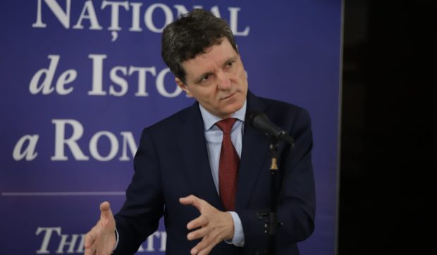 Nicuşor Dan comemorează Ziua Holocaustului Romilor: o rană adâncă în istoria Europei.