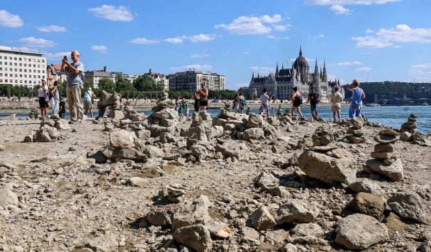 Dunărea s-a retras atât de mult încât oamenii din Budapesta pot merge pe jos prin albia fluviului