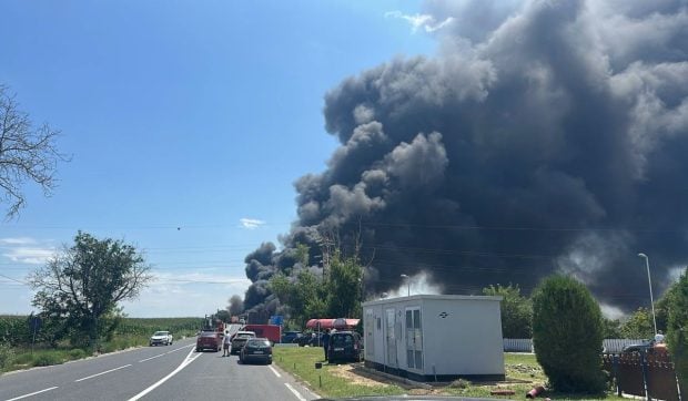 Autocisternă încărcată cu benzină, în pericol de explozie după un accident în Hârșova. Pompierii intervin cu roboți și au evacuat zona pe o rază de 800 de metri