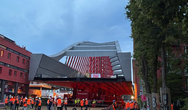 Un colos de oțel de 3.700 de tone, mutat milimetric pe roți în Hamburg și instalat în locul unui pod vechi de un secol