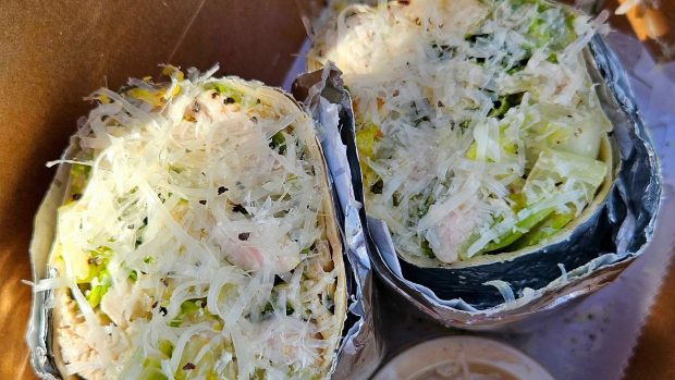 SUA dă vina pe salata folosită de un lanț celebru de fast-food pentru infecția care a cuprins 5 state
