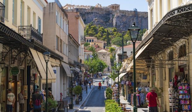 O româncă reținută în Grecia după ce a sechestrat și agresat brutal o femeie rusoaică