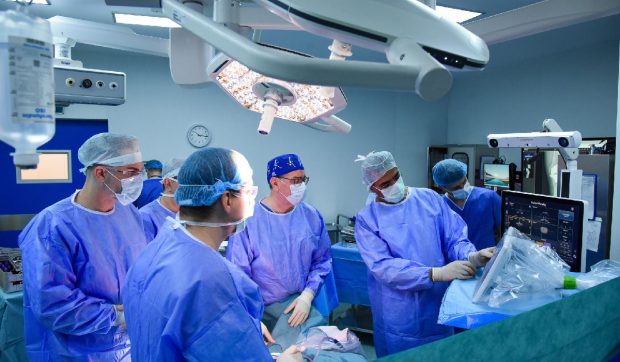 Premieră medicală în România: prima artroplastie robotică de revizie a genunchiului, realizată cu succes