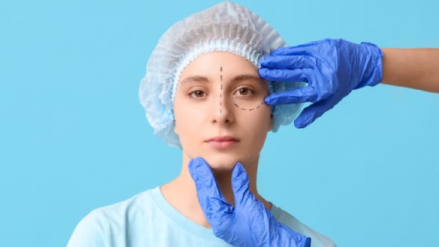 O femeie din Constanța a făcut operații estetice fără să fie medic