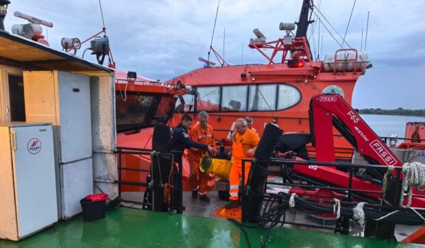 Care este starea marinarilor de pe nava cu GPL atacată în Marea Neagră, aduși la Tulcea: „Unul a fost intubat”