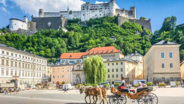 Salzburg limitează accesul turiștilor cu mașina în centrul istoric pe timpul verii și impune amenzi șoferilor neautorizați