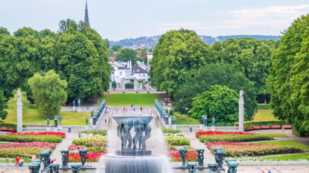 Descoperă cele mai căutate destinații europene cu climă temperată pentru o vacanță perfectă fără caniculă! 2 oslo parc vigeland