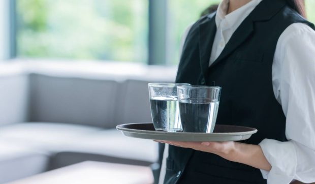 Ospătăriță concediată după numai cinci zile într-un hotel de lux din Italia va primi despăgubiri uriașe