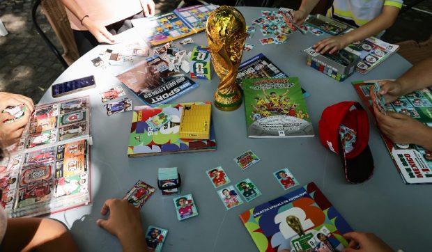 Fotbalul și nostalgia stickerelor Panini animă curtea Muzeului Literaturii Române, cu Leo Messi și Lamine Yamal în prim-plan