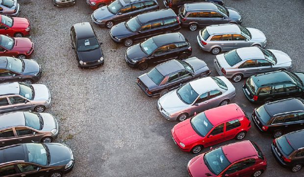 Românii plătesc cu aproape 20% mai mult pe unele mașini second-hand. Un studiu arată cum te păcălește kilometrajul dat înapoi
