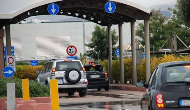 Parcări capcană pentru turiști într-o destinație populară de vacanță: șoferii care s-au trezit cu mașinile ridicate cer indicatoare bilingve